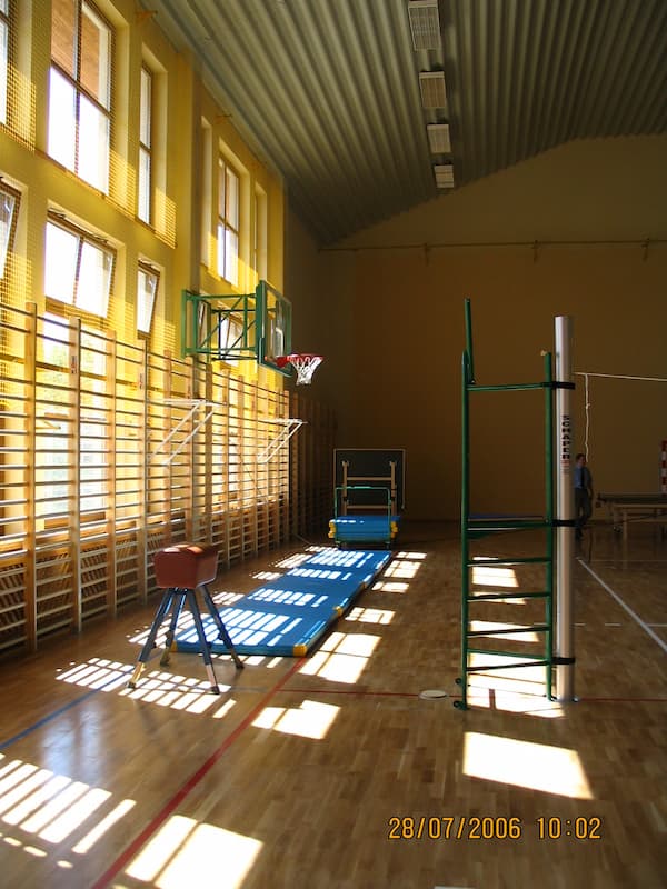 Wnętrze hali sportowej w Białym Dunajcu - widok na boisko